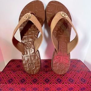 Tory Burch Thora Size 4 in Sand/Beige Color with Gold Logo